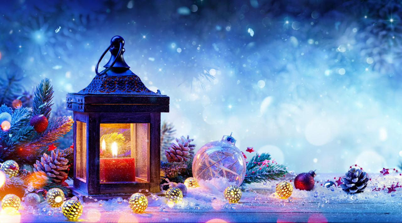 6154774-lantern-holiday-christmas-decoration-arrangement-frost-winter-candle-beautiful-snow